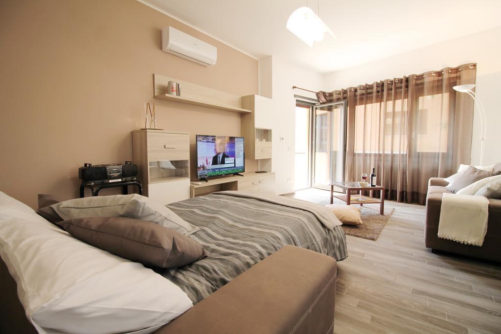 Eur Bright Spacious Terraced With Private Parking Only For Small Cars Rom
