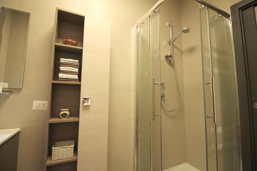Eur Bright Spacious Terraced With Private Parking Only For Small Cars Rom