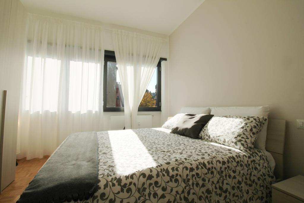 Eur Bright Spacious Terraced With Private Parking Only For Small Cars Rom